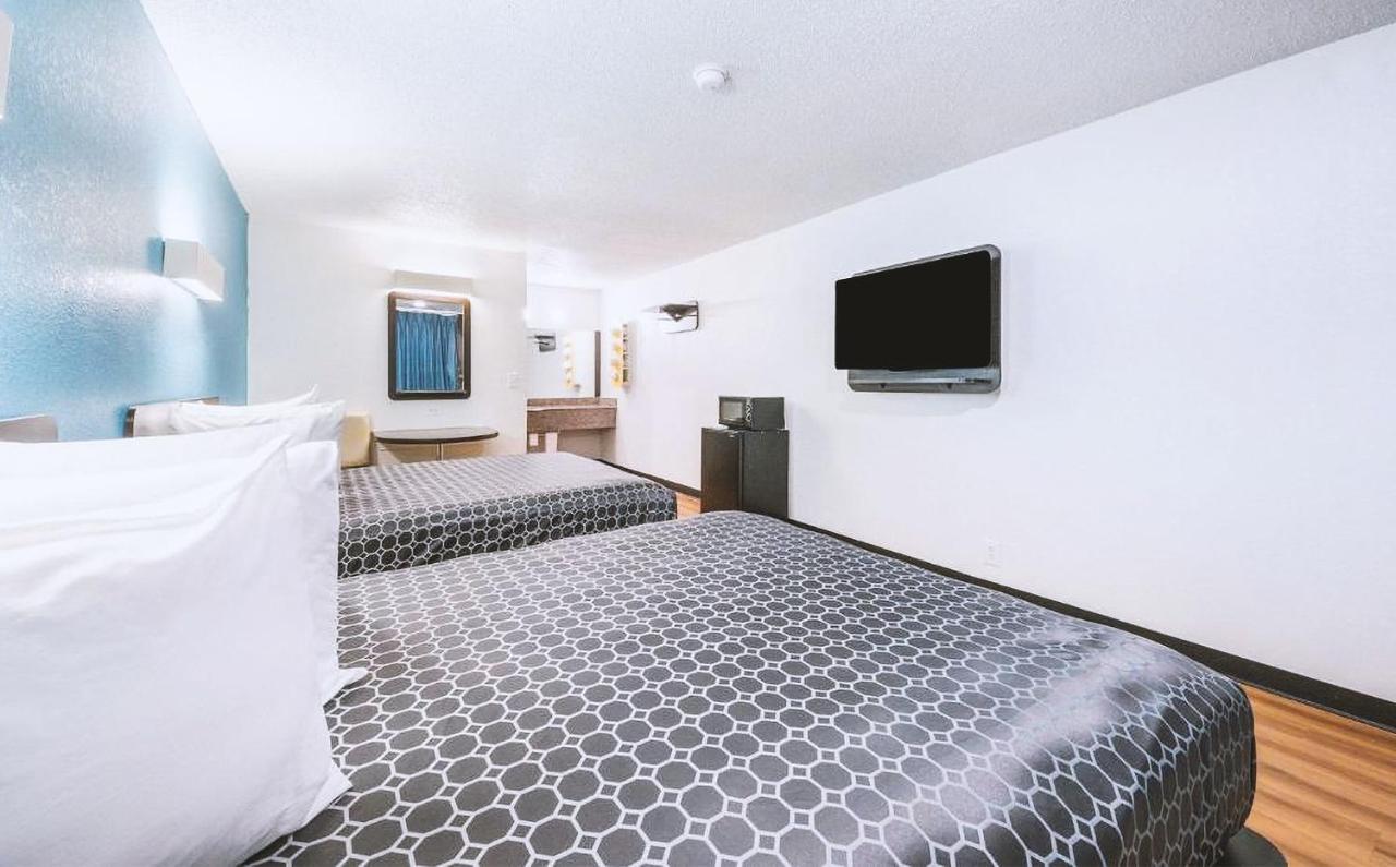 Sky Palace Inn & Suites By Jasper Beeville Exterior foto