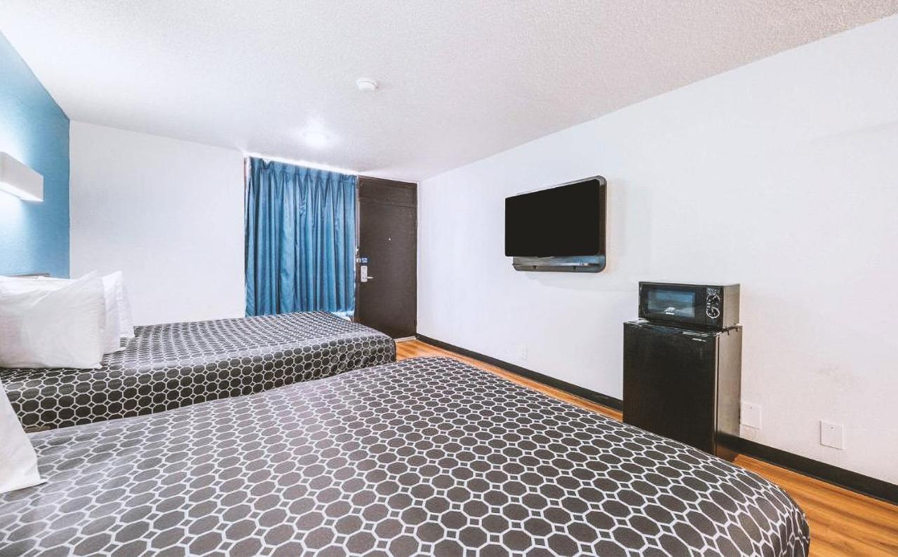 Sky Palace Inn & Suites By Jasper Beeville Exterior foto