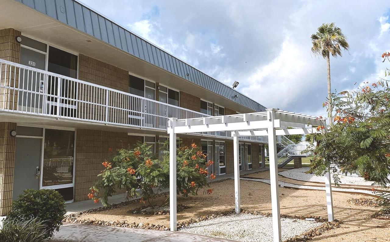 Sky Palace Inn & Suites By Jasper Beeville Exterior foto