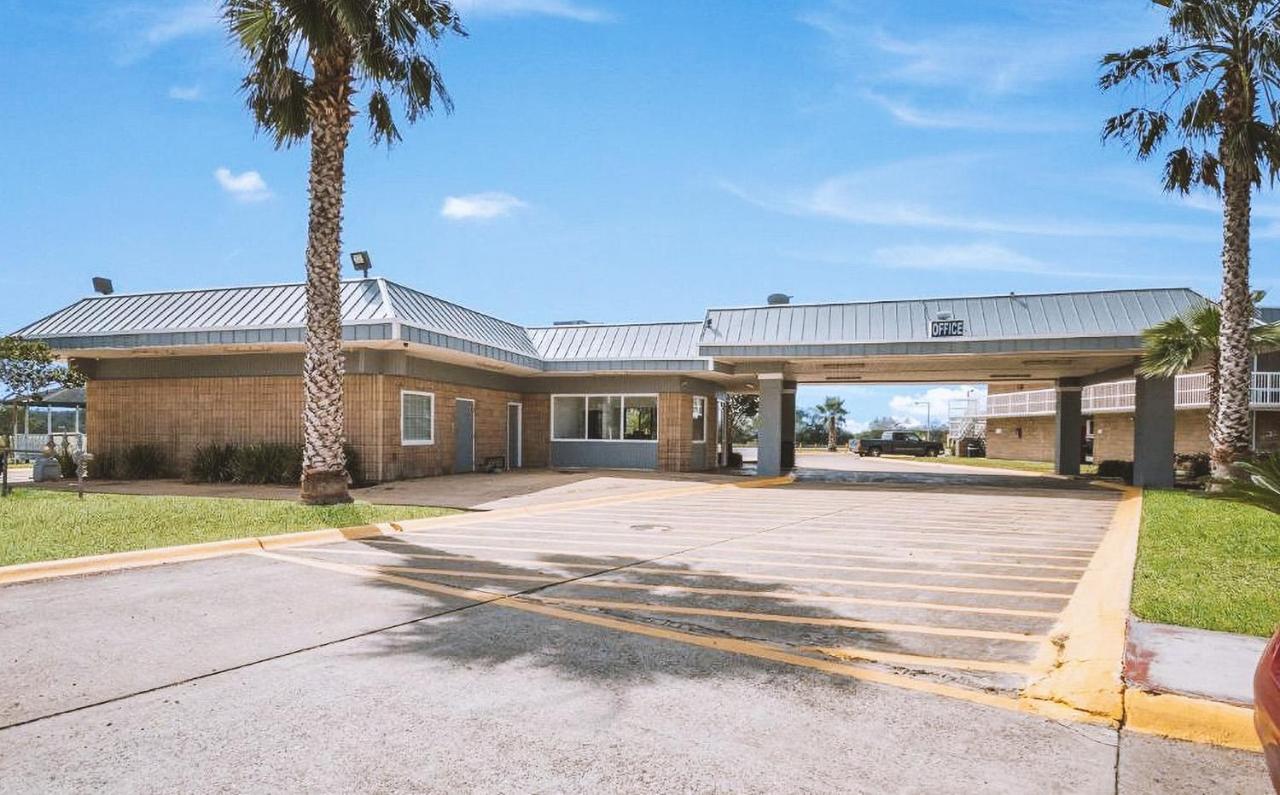 Sky Palace Inn & Suites By Jasper Beeville Exterior foto