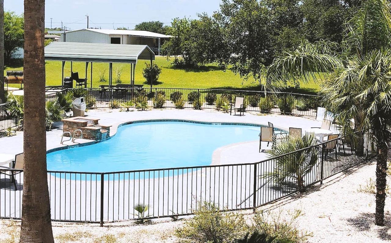 Sky Palace Inn & Suites By Jasper Beeville Exterior foto