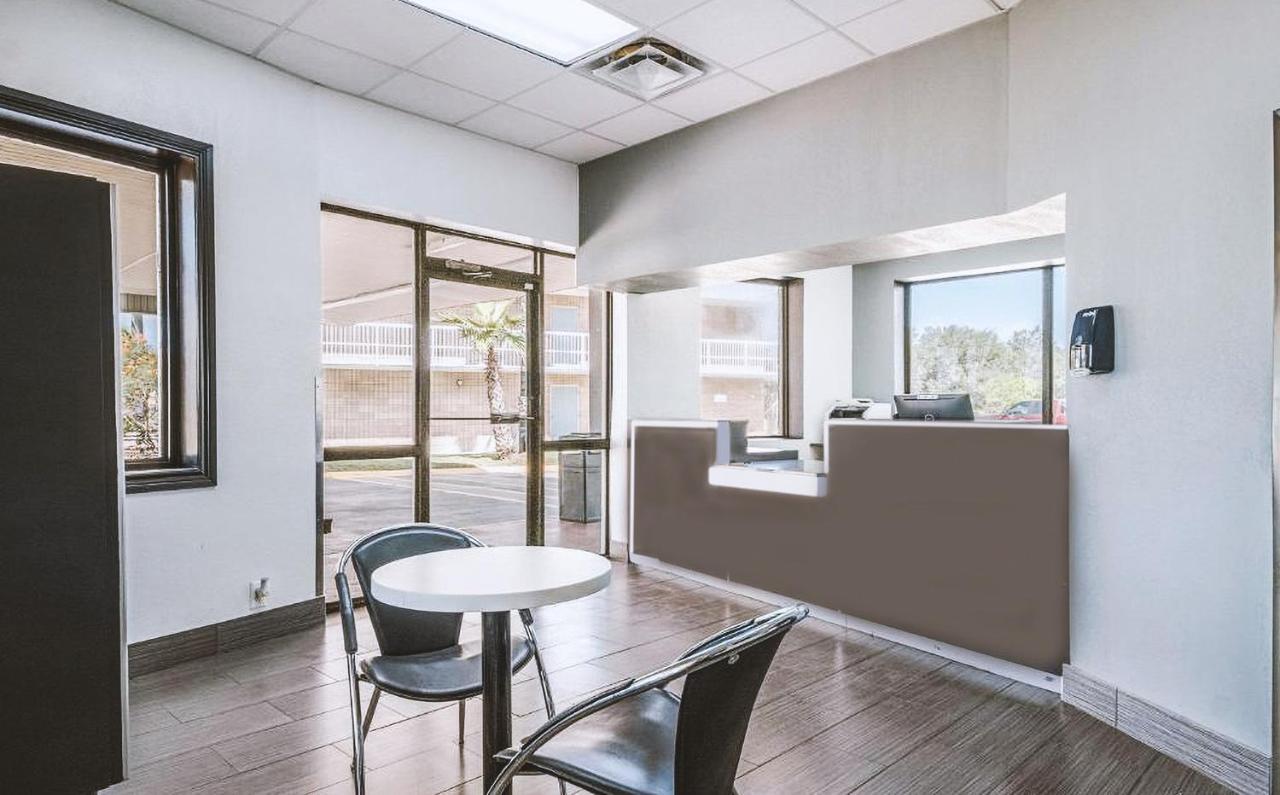 Sky Palace Inn & Suites By Jasper Beeville Exterior foto