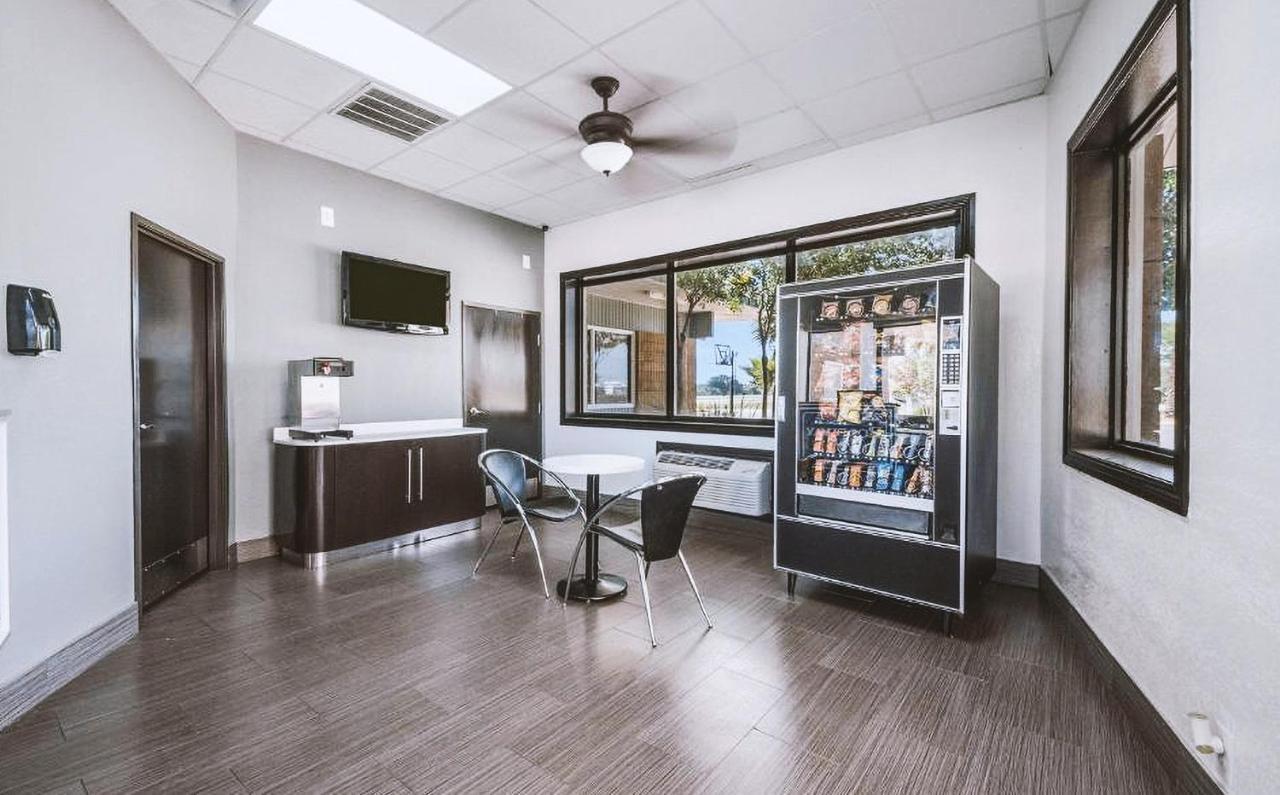Sky Palace Inn & Suites By Jasper Beeville Exterior foto